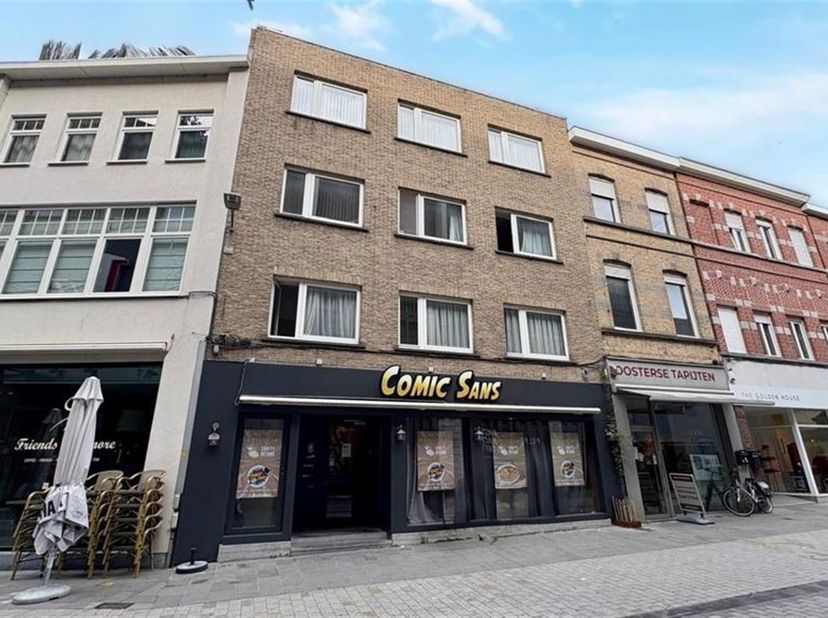 APPARTEMENTSGEBOUW MET WINKEL IN HET CENTRUM VAN DE STAD<br />
<br />
In het winkel-wandelgebied nabij de Veemarkt is deze stevige blok opgedeeld in