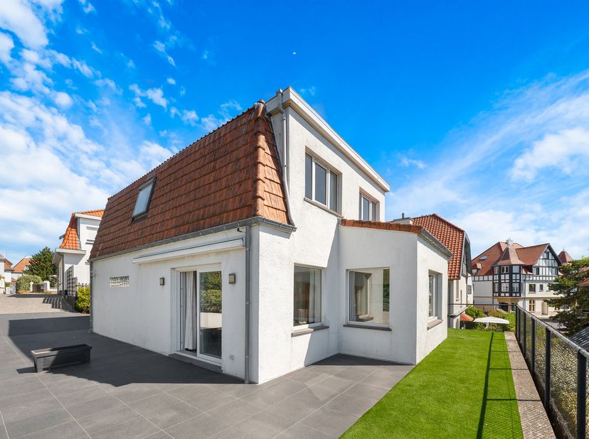 Deze charmante alleenstaande villa is uniek gelegen op het hoogste punt van het pittoreske Duinbergen, op amper 200 meter van het strand en de zee. Ve