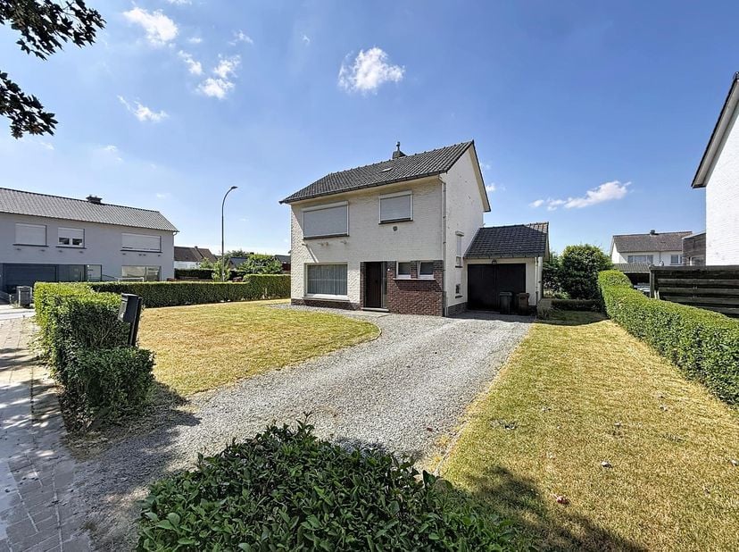 VERZORGDE WONING - OP TE FRISSEN -<br />
Op te frissen, goed onderhouden woning, in een rustige wijk, op wandelafstand van het centrum van Oudenaarde.