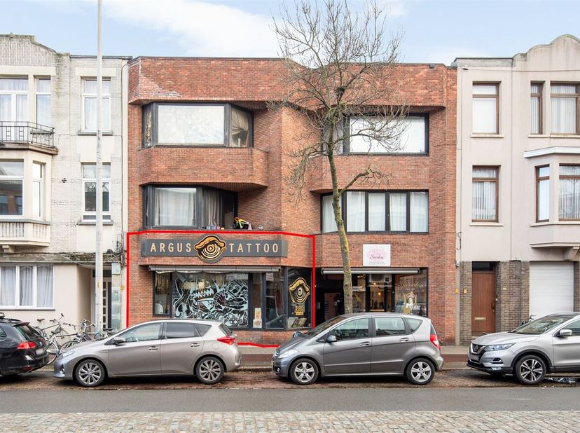 Handelspand met ruime kelder (100m²) te koop in Berchem!<br />
Ligging: Op een uiterst commerciële locatie in Berchem vinden we dit polyvalente handel