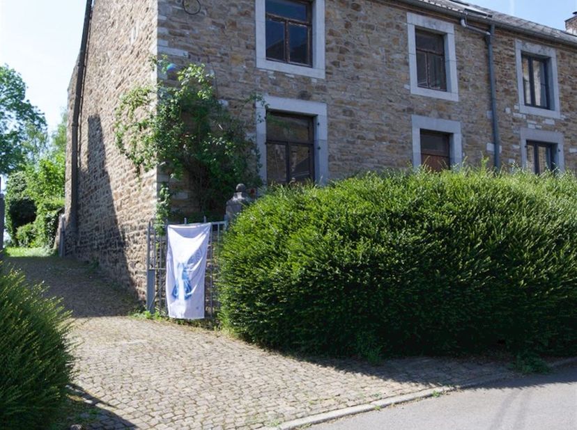 Charmant huis gelegen aan het Kerkplein, op de heuvels van Moha.<br />
Het beschikt over 3 slaapkamers, een badkamer, kelders en een kleine tuin aan d