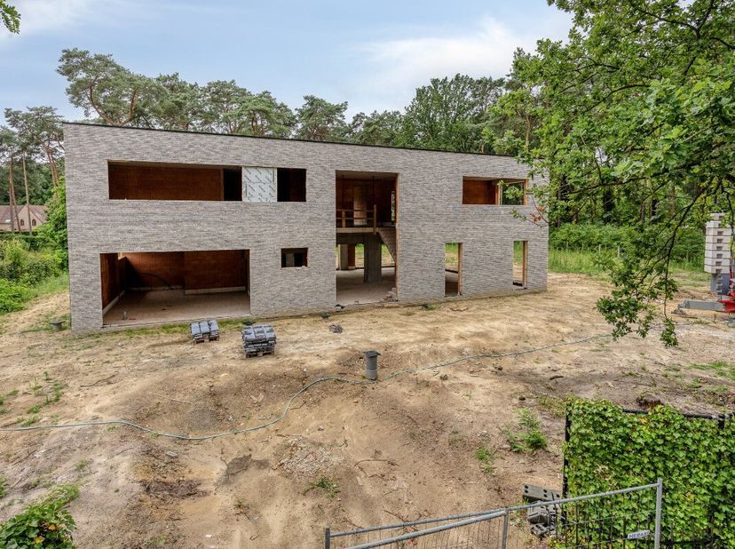 Te koop: ruime casco open bebouwing in Keerbergen, vlakbij het centrum en alle voorzieningen. Prijs is inclusief BTW. Deze casco nieuwbouwwoning biedt