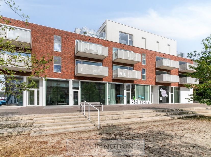 Ontdek dit uitzonderlijke penthouse in het project Leanderhof, centraal gelegen in Zwevegem. Dit recent gebouwde appartement combineert hedendaags com