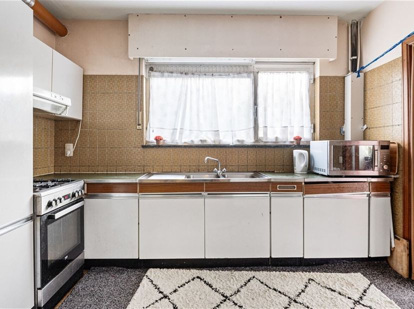 Omschrijving:<br />
Dit gelijkvloers appartement biedt 135 m2 bewoonbare oppervlakte, perfect voor gezinnen of koppels die op zoek zijn naar extra rui