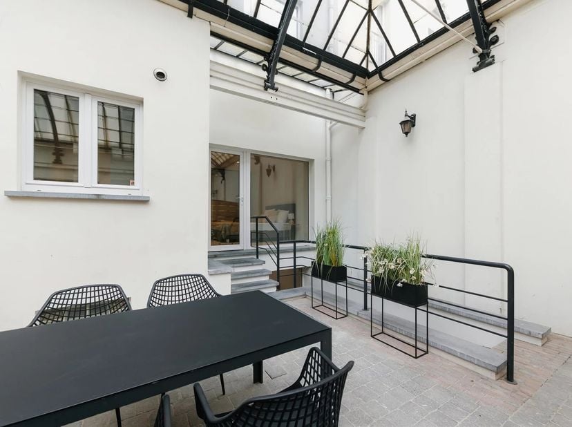Description: Appartement duplex d'une superficie totale de ± 172 m² bruts avec cour couverte sis 30 Rue de la Longue Haie à 1050 Ixelles. Il se compos