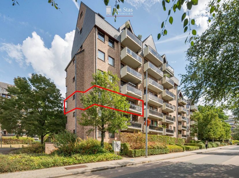 Dit aangename hoekappartement geniet dankzij de vele raampartijen van een bijzonder mooie lichtinval en is uitstekend gelegen nabij het centrum van He