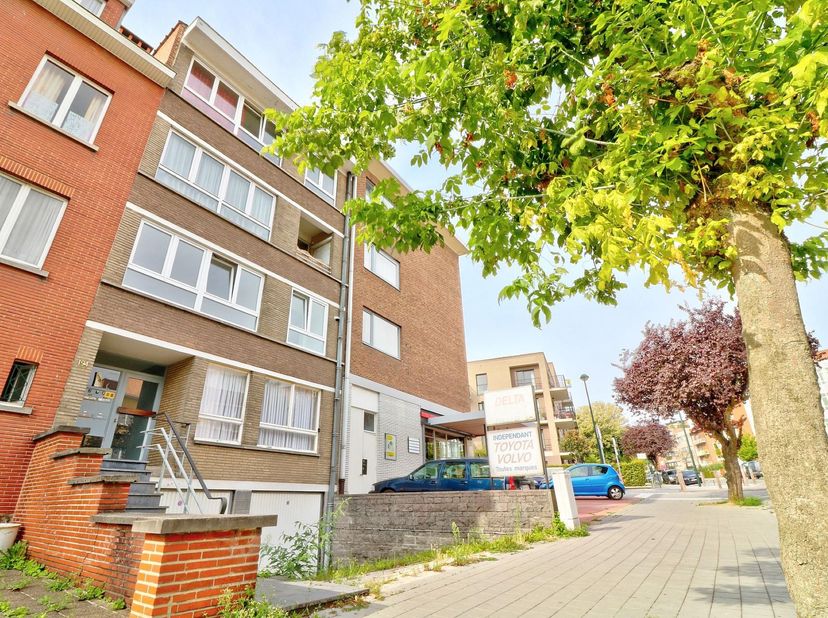 Te renoveren appartement van ca. 81 m², gelegen op het gelijkvloers en samengesteld als volgt:<br />
<br />
Lichtrijke woonkamer van ca. 25 m²<br />
A
