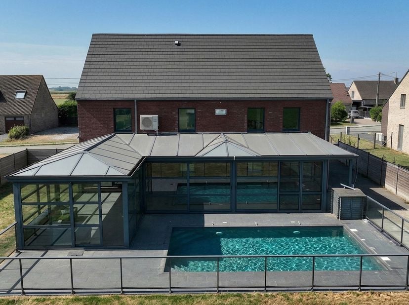 À l'abri des regards, dans un environnement champêtre d'une rare quiétude, cette maison passive d'exception offre un équilibre parfait entre architect