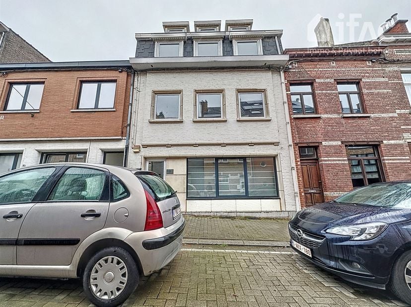 Lichtrijke studio in centrum Tervuren. <br />
<br />
Bestaande uit leefruimte (42m²) met open keuken (kookplaat en koelkast). Badkamer met wastafel,