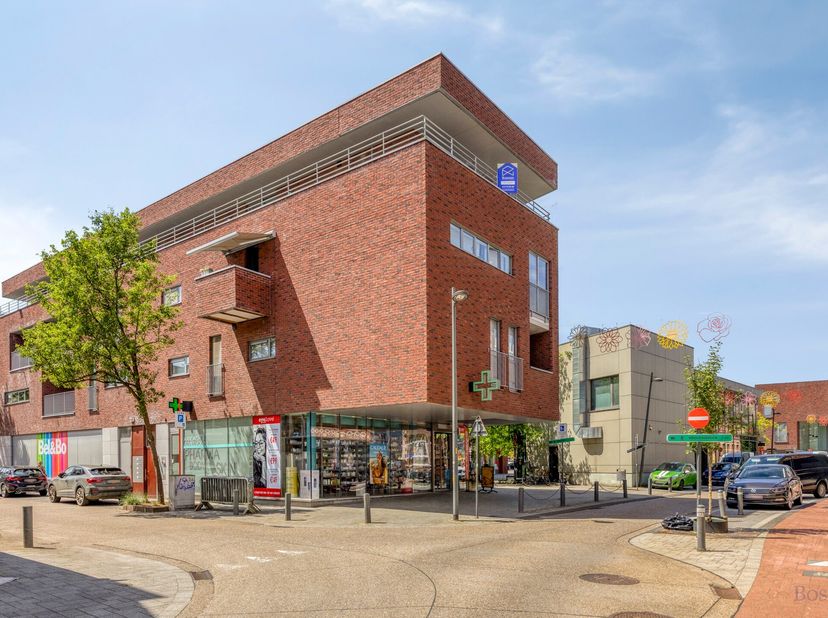 Penthouse met 2 slaapkamers te koop in centrum Tessenderlo<br />
<br />
Op het Binnenhof, in het centrum van Tessenderlo, vinden we dit leuke appartem