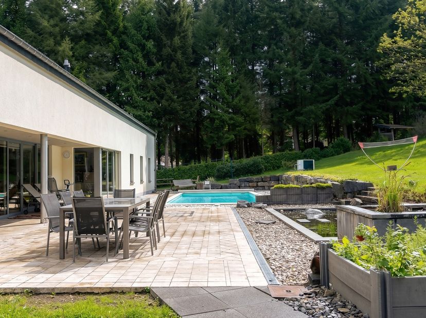 Gelegen nabij Houffalize, op een perceel van ongeveer 1,47 hectare met aangelegde tuin en privébos, biedt dit hedendaagse landgoed circa 700 m² bewoon