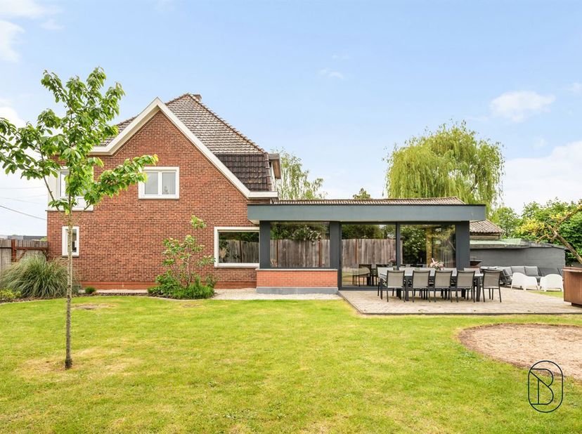 Te koop: karaktervolle woning met loods van 240 m² in Orroir<br />
In Orroir, aan de voet van de Kluisberg, bevindt zich deze robuuste halfopen woning