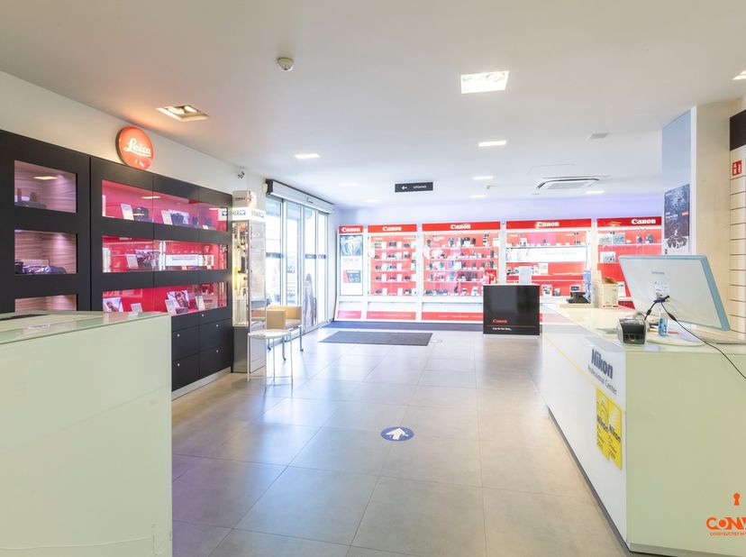 Op een commerciële toplocatie langs de Brugsesteenweg in Mariakerke bevindt zich deze instapklare winkelruimte met magazijn, momenteel ingericht als “