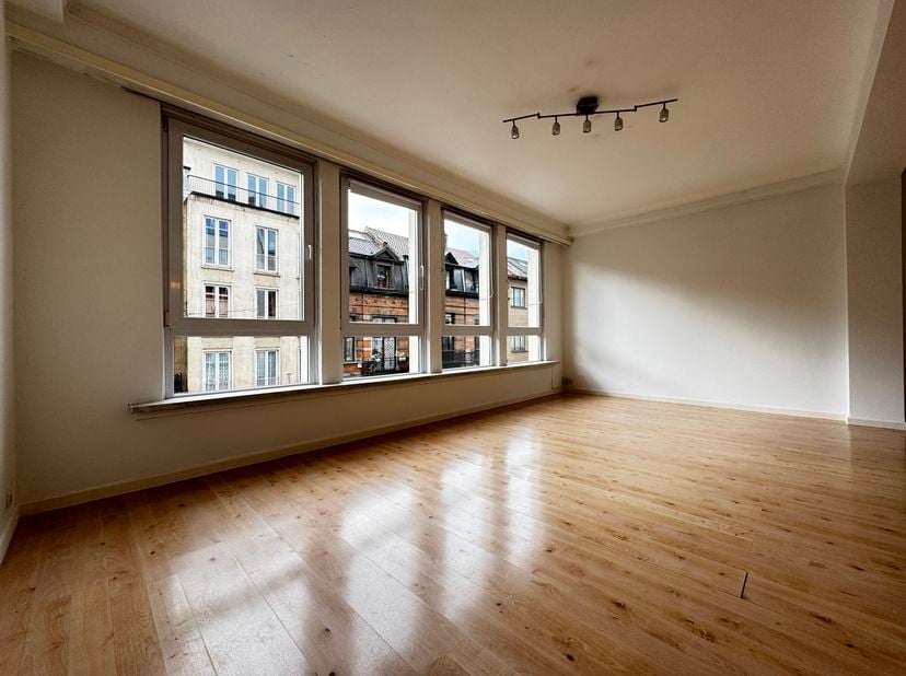 Saint-Gilles, op een steenworp afstand van mijn platteland, bieden wij u dit mooie appartement met twee slaapkamers op de tweede verdieping met lift.