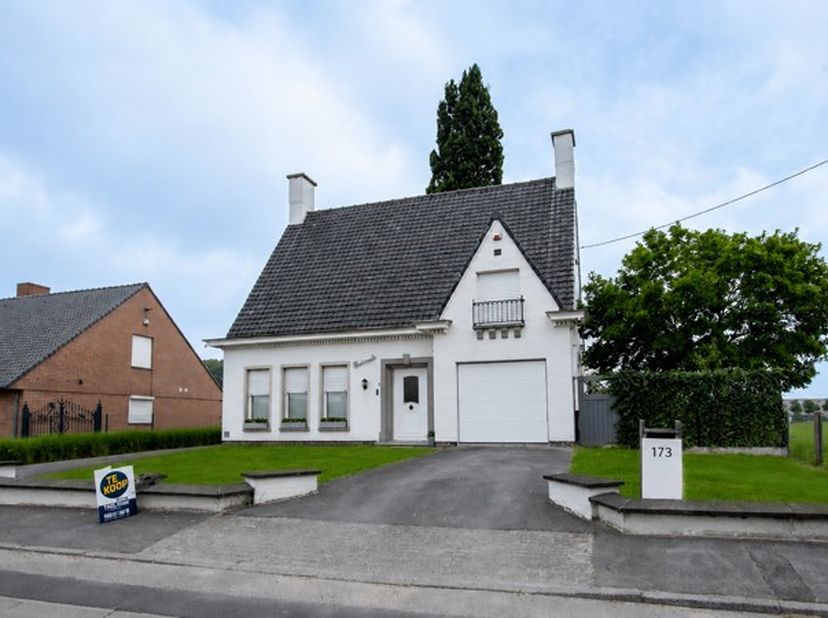 Deze alleenstaande woning is rustig gelegen en biedt een mooie combinatie van ruimte, comfort en potentieel.&amp;nbsp;<br />
Via de inkomhal komt u in de&amp;