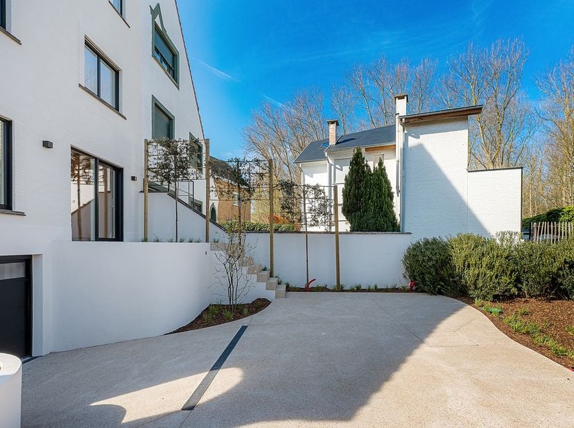 Op een bijzonder gegeerde ligging in Duinbergen, op wandelafstand van het strand bevindt zich deze prachtig gerenoveerde koppelvilla. Een woning waar