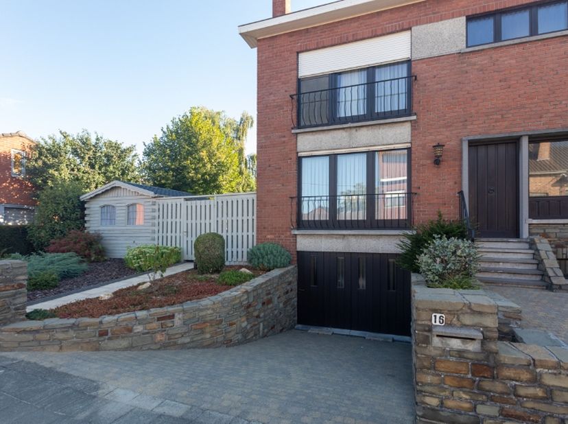 Verzorgde halfopen woning met 3 slaapkamers (meer mogelijk), tuin en ruime garage op een totale grondoppervlakte van 393m². (volledig onderkelderd...)