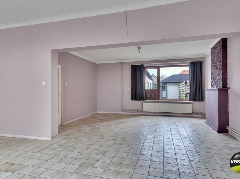 <br />
TE RENOVEREN RIJWONING IN HET CENTRUM VAN AS<br />
<br />
Langs de Steenweg ter hoogte van huisnummer 78 vinden we deze te renoveren woning ter