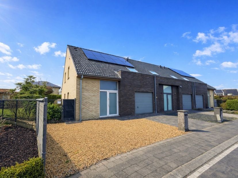 Op zoek naar een energiezuinige woning waar u meteen kunt intrekken? Deze verzorgde halfopen bebouwing uit 2012 is volledig instapklaar en gelegen in
