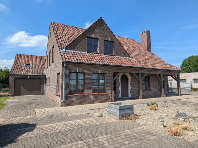 Bent u op zoek naar een ruime woning met karakter te Ninove met tal van uitbreidingsmogelijkheden en een prachtig uitzicht op het groen? Dan zal deze
