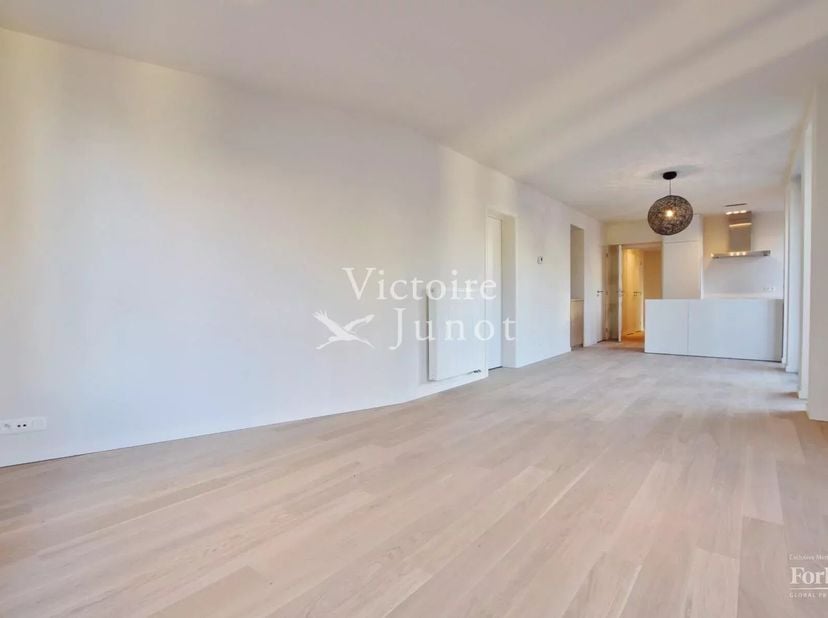 Bien présenté par Elisabeth du Chastel : 0495 79 78 58 / elisabeth.duchastel@victoire.be<br />
Quartier Châtelain, à proximité de nombreux transports