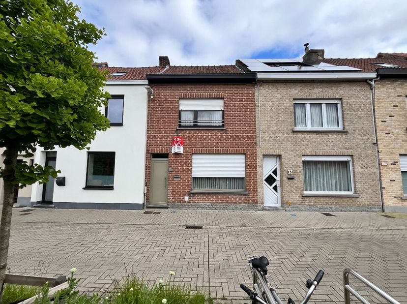Wervik - Instapklare woning met 2 slaapkamers en gezellige tuin te koop.Ideaal voor als starterswoning of investering. Momenteel verhuurd aan 620 euro