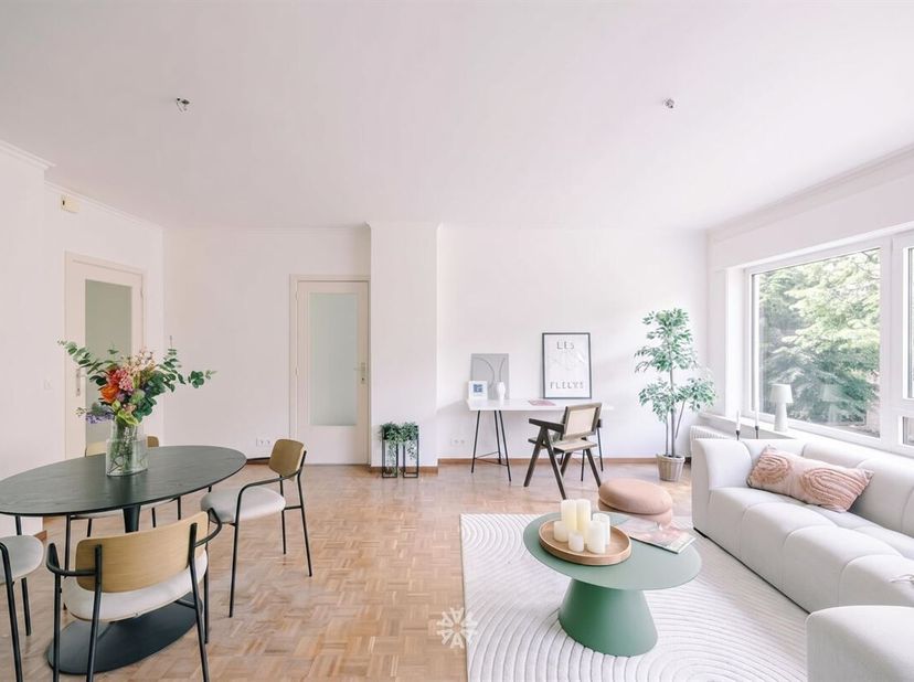SINT-AMANDSBERG - Stijlvol twee slaapkamer-appartement met authentieke elementen<br />
Dit lichtrijke twee slaapkamer-appartement bevindt zich op de e