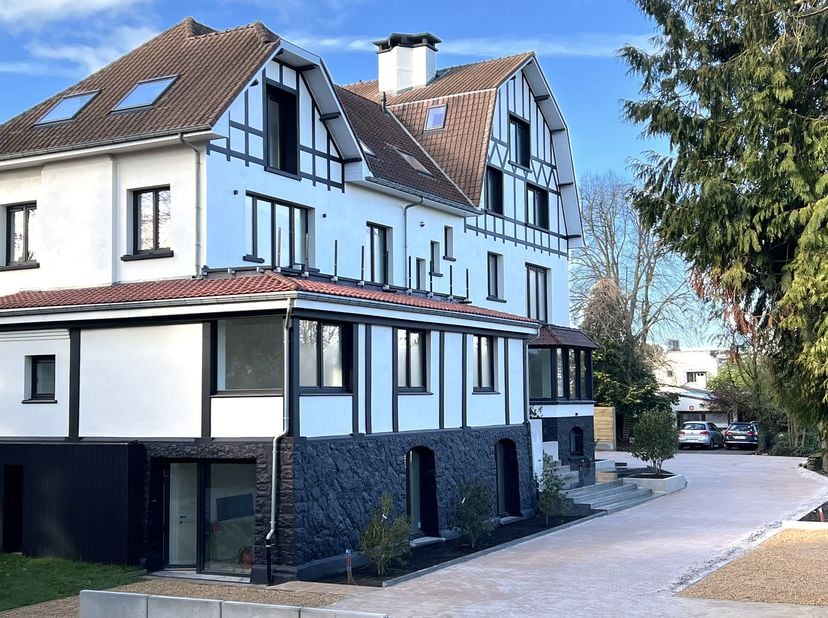 UNIEK in de wijk rond het Meer van Genval: een prachtige woning uit 1912, één van de pioniers rond het meer, met een architecturale stijl die typisch