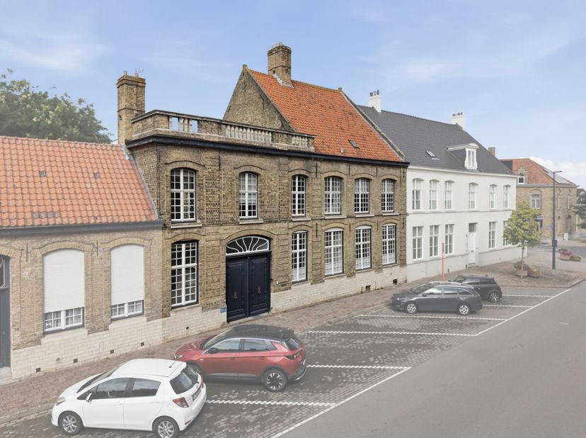 [[ CE BIEN PARTICIPE À LA JOURNÉE MAISONS OUVERTES ERA LE 19/9 DE 9:30 À 10:30 ]] Karaktervolle herenwoning in het hart van Veurne met zongerichte tui
