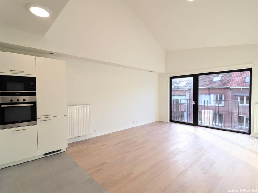 UCCLE/STALLE, à proximité de la Maison communale d'Uccle, de la gare et du Ring (R0). Magnifique APPARTEMENT (2CH/1SDB) de ± 79m² avec balcon et parki