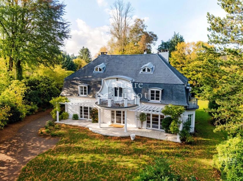 Victoire-Junot heeft het genoegen u deze elegante te renoveren villa aan te bieden, ideaal gelegen in het hart van de prestigieuze wijk Prins van Oran