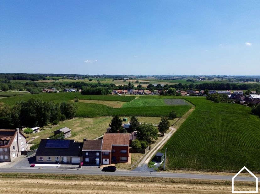 Ontdek deze ruime, karaktervolle woning met 4 slaapkamers, een garage en een prachtige tuin, rustig gelegen in een rustige omgeving<br />
<br />
ONTDE