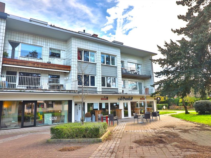 In een kleine residentie net buiten het centrum spreekt de ligging tot de verbeelding, rustig in het groen en te volle genietend van de zon.  Dit char