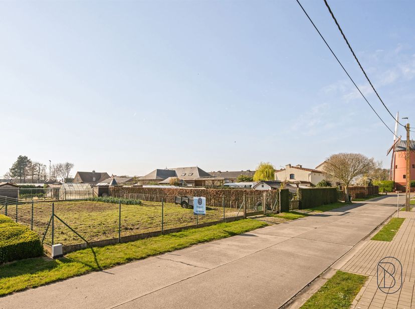 Ruim perceel bouwgrond van 756m² te koop in het charmante Outrijve, voor open bebouwing.<br />
<br />
Gelegen in een rustige en landelijke omgeving