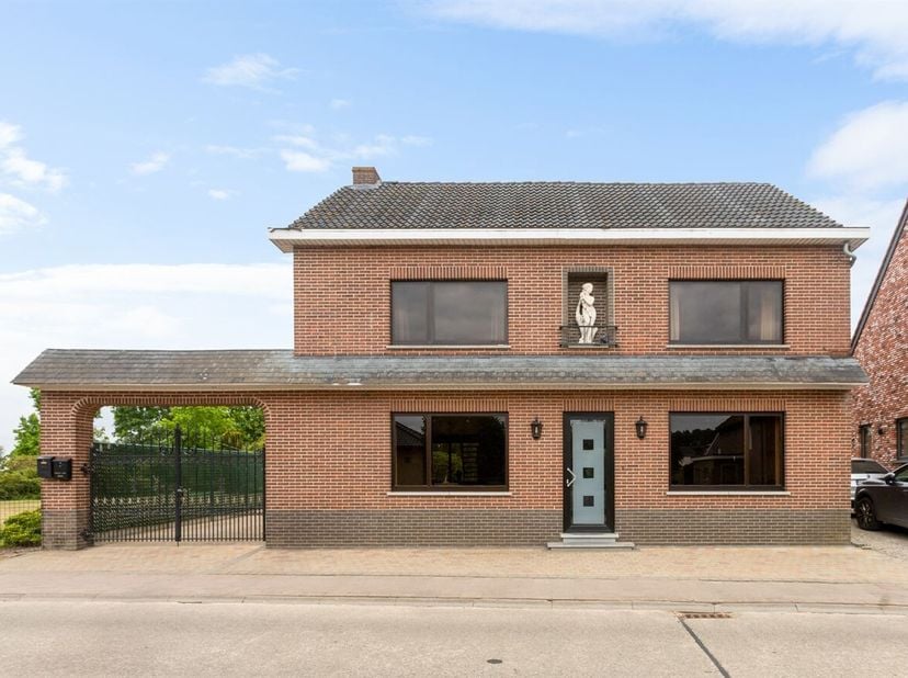 Veelzijdig eigendom met handelsruimte, studio en tal van mogelijkheden in Geetbets<br />
Bent u op zoek naar een eigendom waar wonen en werken perfect
