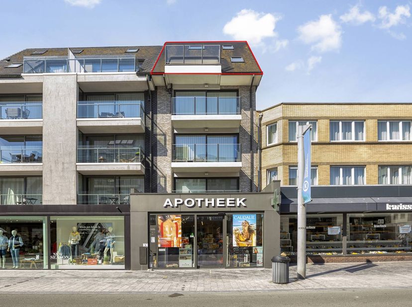 Le long du Kursaallaan à Koksijde-Bad, surplombant la zone commerciale Zeelaan, se trouve ce penthouse de nouvelle construction dans la résidence Moni
