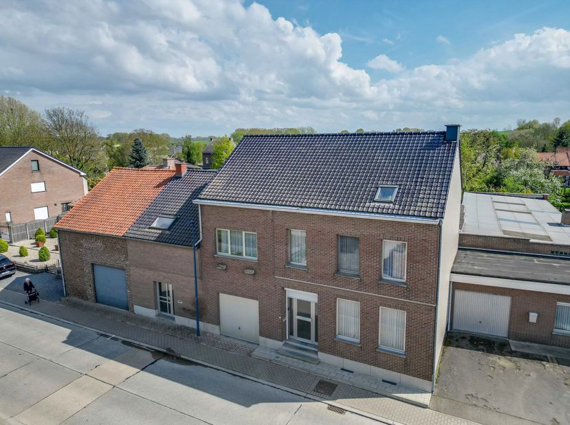 Deze woning beschikt over een meerdere inkomhallen, een gelijkvloers woonkamer, keuken, berging enz. Opverdiep zijn er 5 slaapkamers  die flexibel in