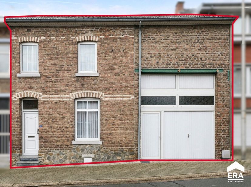 In het landelijke Val-Meer, een deelgemeente van Riemst, vinden we deze charmante, te renoveren woning met inpandige garage.Ondanks de rustige en groe