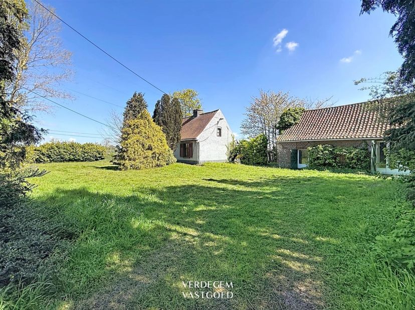 Situation<br />
Cette ferme est située dans la périphérie verdoyante d'Evergem-Sleidinge, mais vous êtes en plein dans le village, à la gare en direc