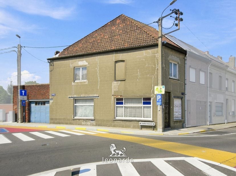 Ontdek deze ruime woning met groot atelier en aangename tuin, gelegen op een bijzonder centrale locatie in de Tuinstraat in Harelbeke. De woning is te