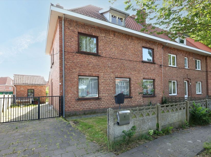Ruime, te renoveren gezinswoning met 5 slaapkamers gelegen in een rustige woonomgeving<br />
<br />
Omgeving :<br />
+ Gelegen in een rustige woonw