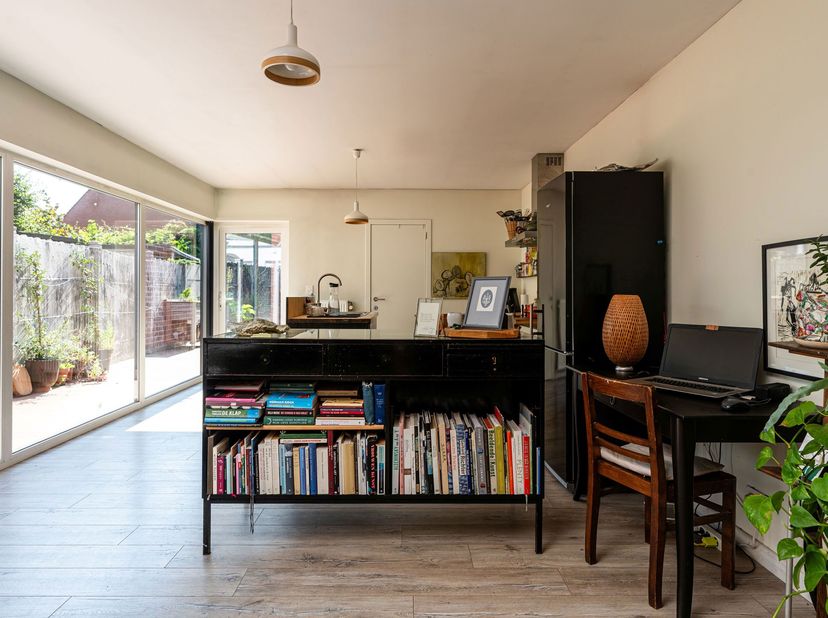 Deze woning ligt in het centrum van Avelgem, met winkels, horeca, scholen en andere dagelijkse voorzieningen in de buurt. Ook de verbinding naar omlig