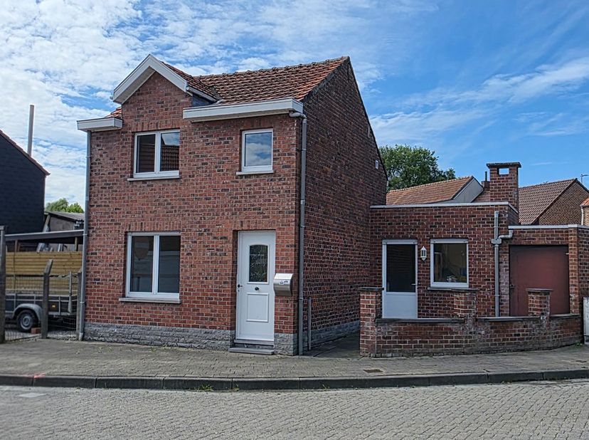 PLUSPUNTEN:<br />
- Elektriciteit conform<br />
- Onderhoudsvriendelijk perceel<br />
<br />
Deze woning biedt een uitstekende kans voor wie een degel