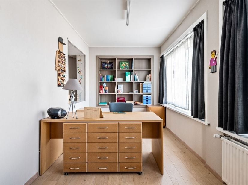 Ruim duplex appartement  met 4 slpks, 4 buitengevels, groot terras, tuin en EPC B!<br />
Dit duplex app. geniet van een uitstekende ligging vlakbij he
