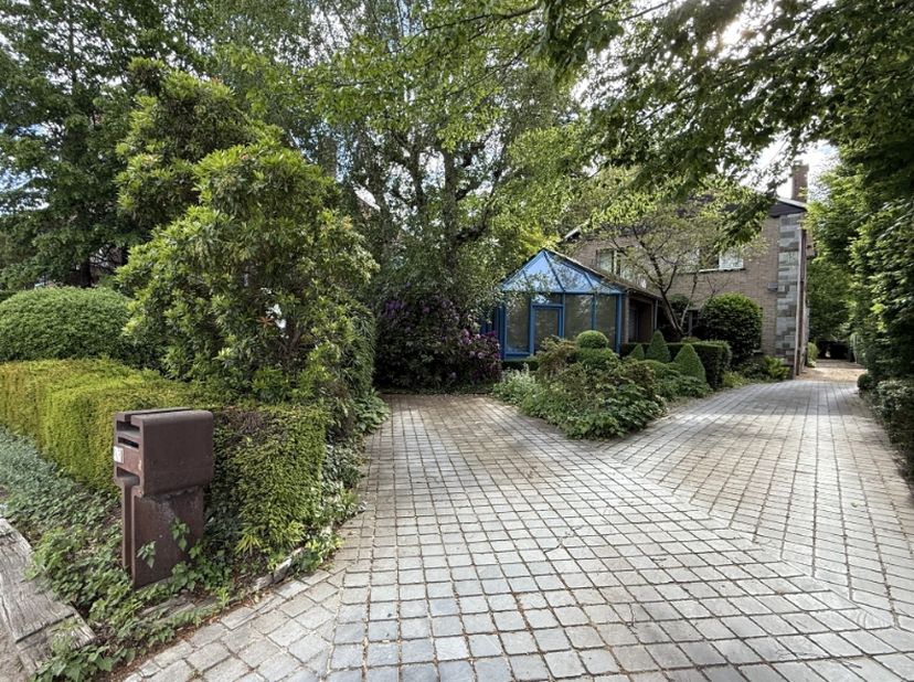 Deze karaktervolle en bijzonder ruime woning combineert comfortabel wonen met professioneel gebruik dankzij het kantoor met aparte inkom — ideaal voor