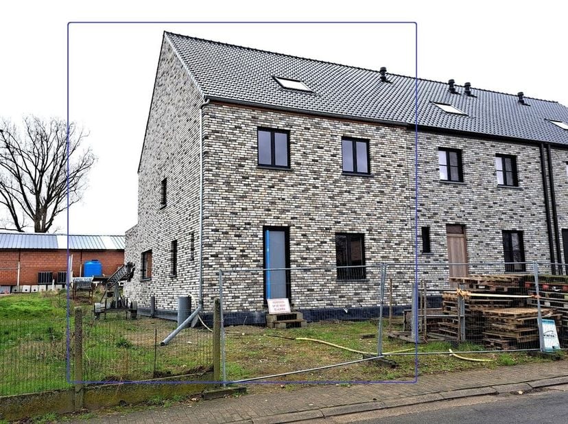 Zeer mooie casco woning gelegen in het gezellige Goetsenhoven. Het pand heeft PVC en ALU ramen met HR+ beglazing, 21 zonnepanelen en regenwaterput van