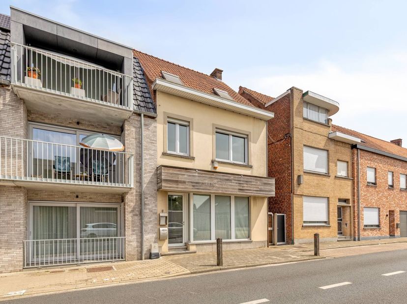 Deze ruime en veelzijdige eigendom in de Heulsestraat te Lendelede biedt een combinatie van comfortabel wonen en interessante mogelijkheden voor wie w