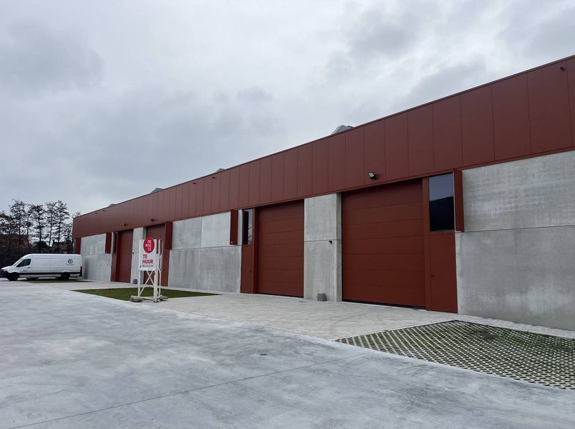 Magazijn van ca. 170 m² te huur in Izegem in het nieuwbouwproject Stuyf met private parkeerplaats. <br />
<br />
Het magazijn is gelegen in de nabij h