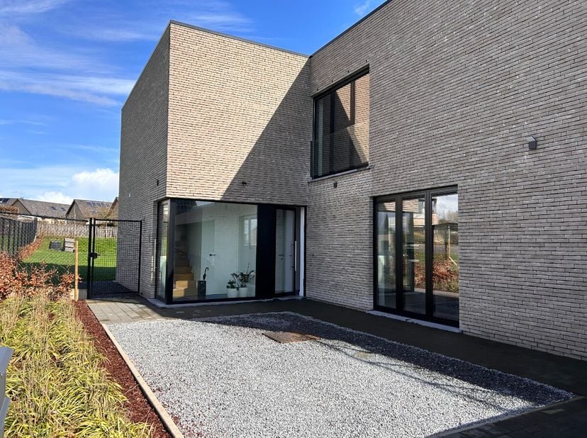 Rustig gelegen recent appartement met 2 slaapkamers, terras, tuin en carport in Sint-Lambrechts-Herk. Voor meer informatie ga naar: https://www.era.be