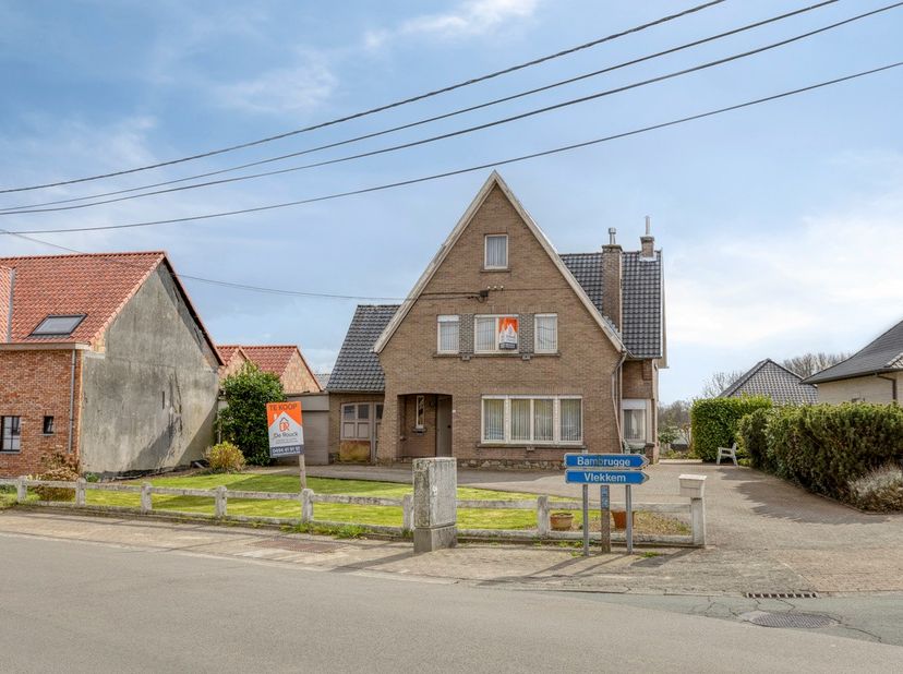 Te renoveren villa met 4 slaapkamers<br />
<br />
Bent u op zoek naar een te renoveren villa in het groen en toch gelegen nabij alle invalswegen en wi